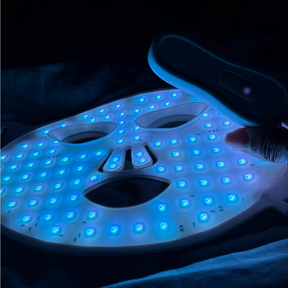 White LED Facial Mask - Picture 6 of 11